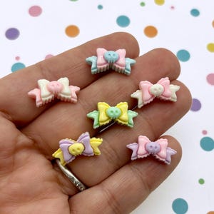 10 verschillende pastelkleuren 18 mm platte achterkant schattige hars schedelboog cabochons, platte acryl plastic strik cabochons, L414