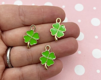 6 colgantes de trébol de la suerte de San Patricio de 19 mm en esmalte verde, dijes en tono dorado F441