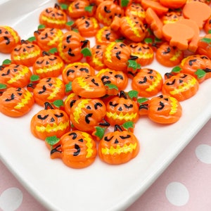 10 Cute 20mm Resin Flatbacked Pumpkin Jack O Lantern Cabochons, Cute Halloween Flat Backed Acrylic Plastic Cabs, DH47b