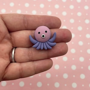 6 Baby 2 Ton Lila 25 mm oder 1 Zoll Harz Oktopus Flatbacked Squid Cabochons, niedliche Kawaii Flachrücken Acryl Plastik Ocean Beach Cabochons 1025b