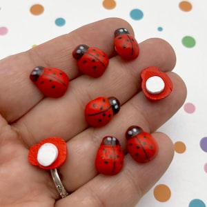 15 süße flache Rückseite 15 mm bemalte Holz Marienkäfer Cabochons mit klebrigen Rückseiten, Aufkleber Cabochons aus Holz mit flacher Rückseite, perfekt für den Frühling, 492