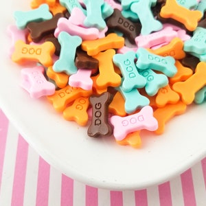 8 verschillende platte hondenbotten acryl plastic cabochons, platte hars hondenkoekjes met platte achterkant, #606b
