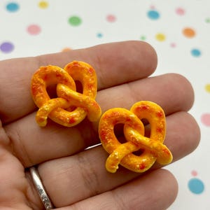 6 Flatbacked 21mm Resin Salted Pretzel Cabochons, Flat Backed Acrylic Plastic Miniature Food Cab, Fake Bake Decoden Dollhouse Snacks 1123a