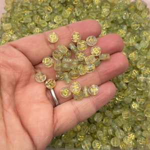100 cuentas de letras del alfabeto de acrílico redondas de plástico de color dorado verdoso transparente de 7 mm con motas de brillo, accesorios de joyería de resina J53
