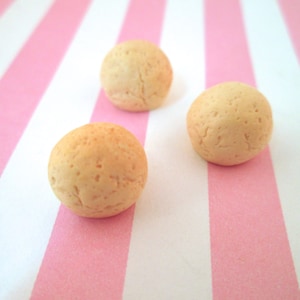 6 Miniature Dollhouse Miniature Flat Backed Resin Bread Roll, Matzo Ball Flatbacked Acrylic Plastic Cabs, Fake Bake, 265a