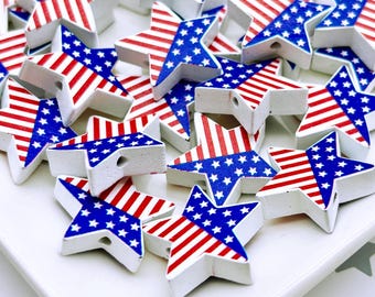 8 stjärnpärlor i trä med amerikansk flagga, röda, vita och blå Americana-motiv för den 4 juli-dekorationen L138
