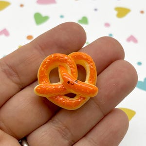 6 Salted Pretzel Flatbacked Resin Cabochons, Flat Backed Acrylic Plastic Pretzel Cab, Miniature Fake Bake, Decoden Dollhouse Food 827b