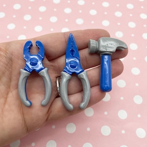 3 blauwe en grijze hars cabochons met platte achterkant, hamer, tang en naald neus platte achterkant acryl plastic cabines 451
