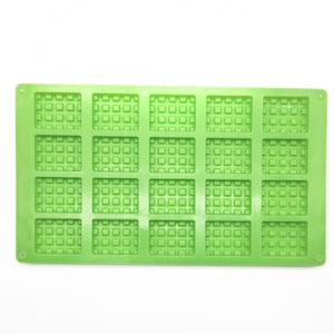 Op de afbeelding: Een felgroene siliconen wafelvorm met een rechthoekige vorm. De vorm heeft 20 vierkante wafelindrukken, elk met een gedetailleerd rasterpatroon. De vorm is ontworpen voor het bakken van wafels en is gemaakt van flexibel, voedselveilig siliconen.