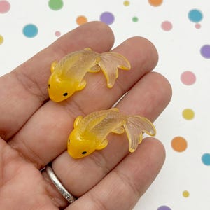 4 Koi-fisk-resin-cabochoner, gul-orange plattbottnade 22 mm-kabochoner 799