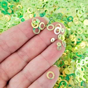 Iridescent Green Yellow Shift Round Circle Hollow Donut Ring Glitter Table Scatter, T15