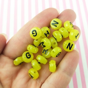 50 cuentas redondas planas de 10 mm en acrílico verde chartreuse y negro, letras de resina translúcida para manualidades (J106)