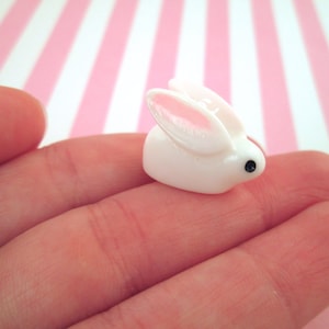 6 Miniatur-Weiß-Harz-Häschen-Kaninchen-Cabochons mit flachem Boden, ideal für Glaskugel-Terrarium-Schmuck, Acryl-Kunststoff-Ostern-Kabinen 374
