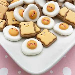 4 lindos cabujones de resina con base plana de huevo frito y pan tostado, lindos cabujones de plástico acrílico con base plana de desayuno 1067