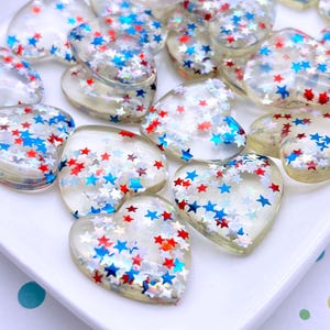 4 cabochons coeur en résine scintillante rouge, blanc et bleu, dos plat en plastique acrylique, cabochons Americana du 4 juillet pour la fête de l'indépendance 1090a