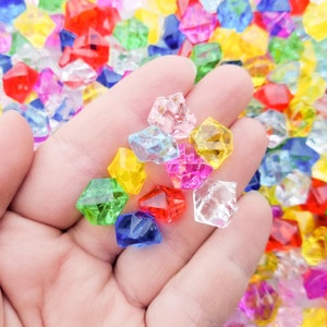 25 petits morceaux de pierres précieuses acryliques arc-en-ciel de couleurs assorties, pierres précieuses en résine, faux diamants en plastique, morceaux de caviar, F562