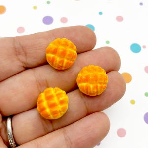 10 Flatbacked Resin Mexican Sweet Bread Cabochons, Flat Backed Acrylic Plastic Conchas Pan Bread Loaf Cabs, 125a