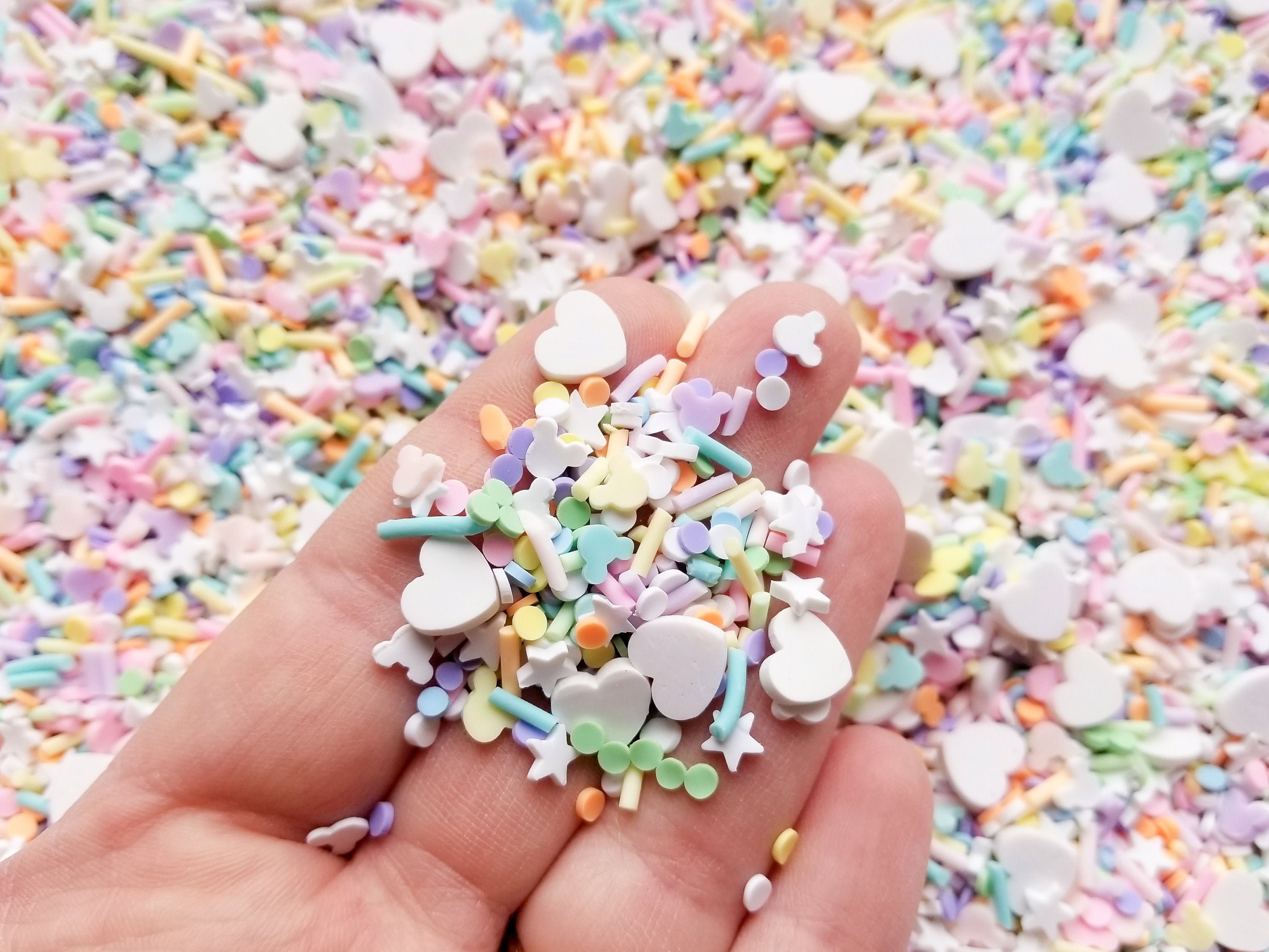 immagine vettoriale di un topo seduto sotto un albero in fiore su una  panchina 2443639 Arte vettoriale a Vecteezy, image size:3000x2250