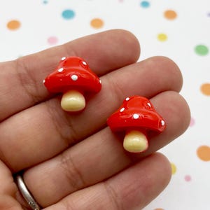 8 cabochons champignons en plastique acrylique à dos plat Alice au pays des merveilles à pois rouges, cabochons champignon vénéneux en résine à dos plat miniatures pour bijoux 701b