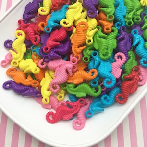 25 Assorted Color Acrylic Plastic Seahorse Charms, Colorful Resin Beach Ocean Creatures Pendants H487