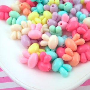 20 perles multicolores pastel en plastique acrylique, tête de lapin, faux bonbons de Pâques en résine épaisse, fournitures de perles artisanales pour enfants, J149