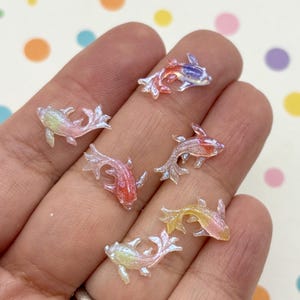 40 glittrande pärlfärgade plattbakade akrylplast-spikcabochoner i flerfärgad form, 15 mm plattbakade fiskspikcabochoner i harts, L87