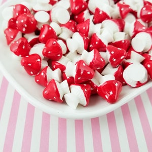 6 cabochons champignons Alice au pays des merveilles en résine tachetée de rouge et de blanc, cabochons en plastique acrylique, champignon vénéneux miniature 3D pour bijoux diorama 1648a