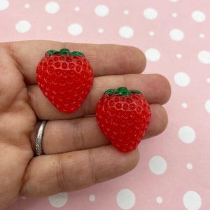6 jolis cabochons kawaii fraises en résine rouge à dos plat, jolis cabochons de fruits de décodage en plastique acrylique à dos plat 212