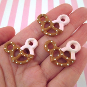 5 Pretzel Cabochons, Mouse Ears Strawberry Dipped Cabochons, 1373