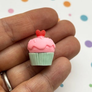 5 rosa Herz Cupcake Cabochons, Miniaturen Decoden, Puppenhaus Miniaturen, Konditorei Backen Kinder Basteln Zubehör 039b