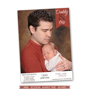 Può includere: Un pannello di marketing per uno studio fotografico che offre mini sessioni a 200 € a giugno 2016. Il pannello presenta una foto di un padre e del suo bambino, con il testo "Daddy & Me" in uno striscione rosso.