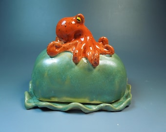 Mantequera pequeña con pulpo rojo