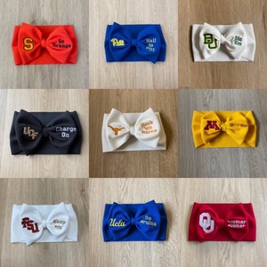 May include: Nine different coloured headbands with embroidered logos and text. The headbands are made of a soft, stretchy material and are perfect for showing your team spirit. The logos and text include: S Go Orange, Pitt Hail to Pitt, UCF Charge On, Hook 'em Horns, M Ski-U-Mah, FSU Chop 'em, Ucla Go Bruins, and OU Boomer Sooner.