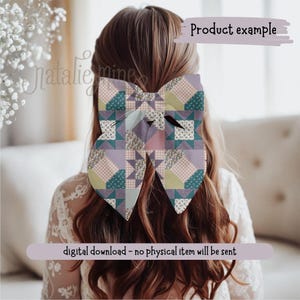 Pu&ograve; includere: Un grande fiocco per capelli con un design patchwork nei toni lavanda, verde acqua e crema. Il fiocco &egrave; indossato tra i capelli. Il testo sull'immagine recita "Product example" e "digital download - no physical item will be sent."