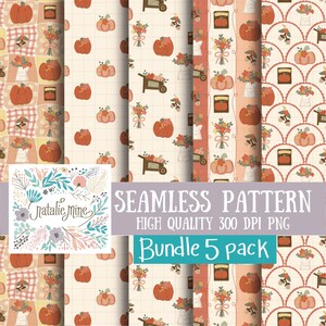 Könnte beinhalten: Eine digitale Sammlung von fünf nahtlosen Mustern mit Herbstmotiven wie orangefarbenen Kürbissen, Blumensträußen und hölzernen Schubkarren auf cremefarbenem Hintergrund. Das Bild enthält den Text Natalie Mine, SEAMLESS PATTERN, HIGH QUALITY 300 DPI PNG und Bundle 5 pack.