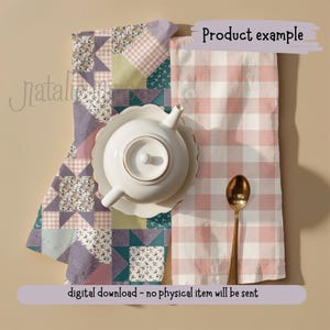 Pu&ograve; includere: Una teiera e un piattino bianchi sono appoggiati su una trapunta patchwork e un asciugamano a quadretti rosa e bianco. Un cucchiaio dorato &egrave; appoggiato accanto all'asciugamano. L'immagine include il testo "Product example" e "digital download - no physical item will be sent".