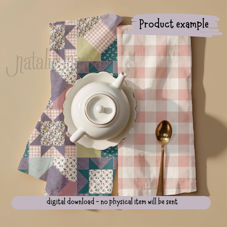 Pu&ograve; includere: Una teiera e un piattino bianchi sono appoggiati su una trapunta patchwork e un asciugamano a quadretti rosa e bianco. Un cucchiaio dorato &egrave; appoggiato accanto all'asciugamano. L'immagine include il testo "Product example" e "digital download - no physical item will be sent".