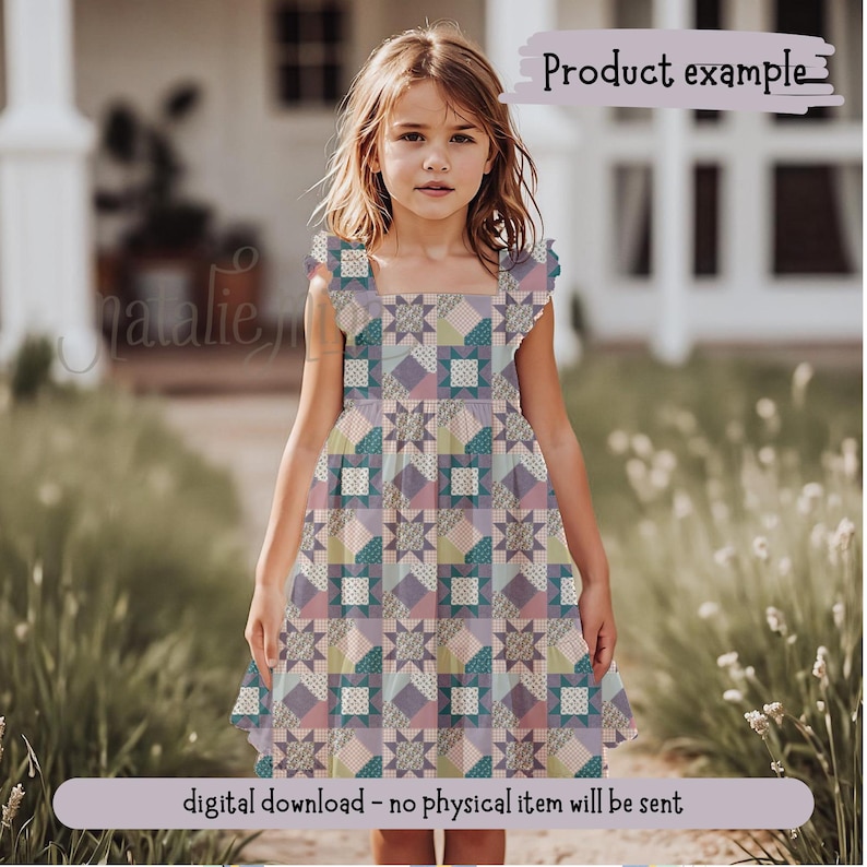 Pu&ograve; includere: Una ragazza indossa un vestito con stampa patchwork con scollatura quadrata e maniche a balze. L'abito presenta un motivo ripetuto di stelle, quadrati e diamanti in colori pastello. Il testo "Product example" &egrave; in alto.