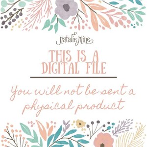 Pu&ograve; includere: Annuncio di file digitale con illustrazioni floreali ad acquerello in rosa, blu e viola. Il testo recita: "Questo &egrave; un file digitale. Non ti verr&agrave; inviato un prodotto fisico."