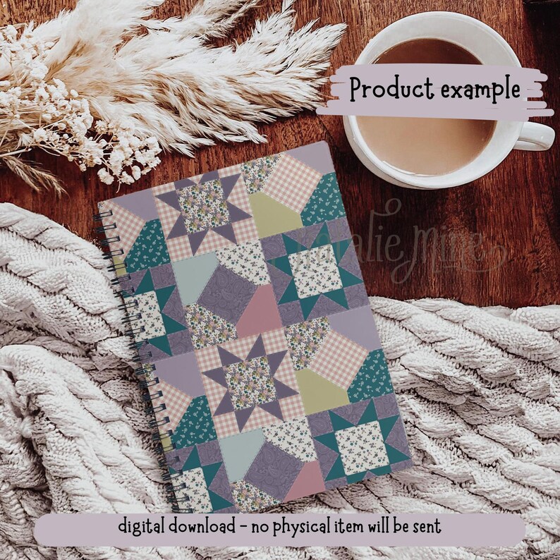 Pu&ograve; includere: Un taccuino a spirale con un design patchwork nei toni del viola, verde acqua e crema. Il taccuino presenta una variet&agrave; di motivi, tra cui stampe floreali, quadretti e forme di stelle. Il testo "Product example" &egrave; visibile. Il testo "digital download - no physical item will be sent" &egrave; visibile.