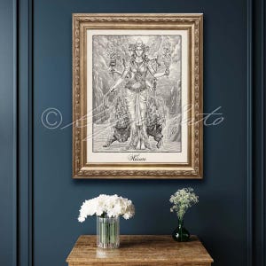 K&ouml;nnte beinhalten: Eine Schwarzwei&szlig;illustration der griechischen G&ouml;ttin Hekate, dargestellt mit drei K&ouml;pfen und Fackeln in den H&auml;nden. Die G&ouml;ttin steht zwischen zwei W&ouml;lfen, mit einem bew&ouml;lkten Himmel im Hintergrund. Das Bild ist in einem goldfarbenen Rahmen gerahmt.
