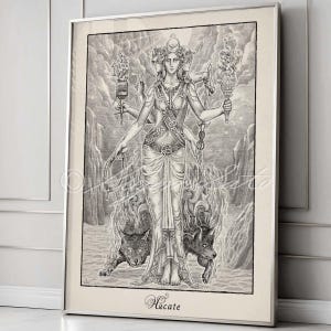 K&ouml;nnte beinhalten: Schwarzwei&szlig;-Illustration von Hekate, der griechischen G&ouml;ttin der Hexerei, Magie und der Kreuzwege. Sie hat drei K&ouml;pfe und ist von Flammen und zwei W&ouml;lfen umgeben.