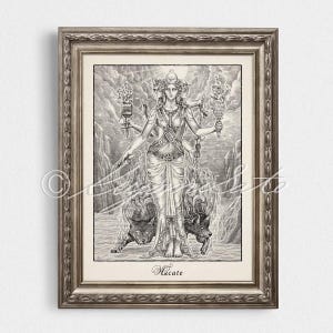 K&ouml;nnte beinhalten: Eine Schwarzwei&szlig;illustration von Hekate, der griechischen G&ouml;ttin der Hexerei, Magie und der Kreuzwege. Sie ist mit drei K&ouml;pfen dargestellt und h&auml;lt Fackeln. Zwei schwarze Hunde stehen ihr zu F&uuml;&szlig;en.