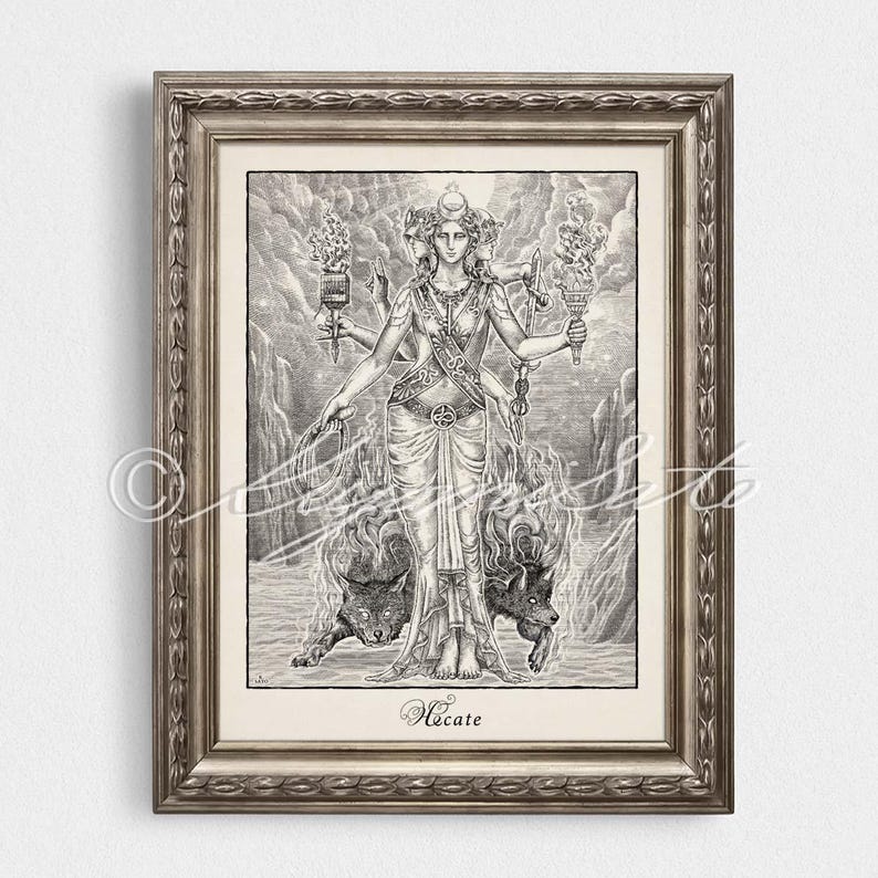 K&ouml;nnte beinhalten: Eine Schwarzwei&szlig;illustration von Hekate, der griechischen G&ouml;ttin der Hexerei, Magie und der Kreuzwege. Sie ist mit drei K&ouml;pfen dargestellt und h&auml;lt Fackeln. Zwei schwarze Hunde stehen ihr zu F&uuml;&szlig;en.