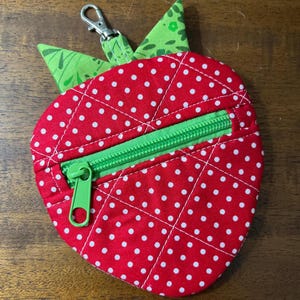 Monedero de fresa con lunares rojos, llavero de fresa y bolsa con cremallera de fresa