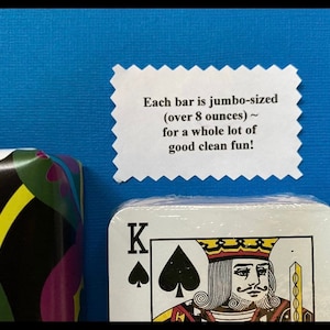 以下が含まれることがあります： 黒いスペードとKの文字が書かれた白いカード。カードはトランプの一部です。カードの上に「Each bar is jumbo-sized (over 8 ounces) ~ for a whole lot of good clean fun!」というテキストが書かれた白いラベルが見えます。