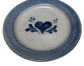 Plato llano vintage de 26,7 cm (10,5") con forma de corazón azul de Rowe Pottery Works, estilo rústico primitivo.