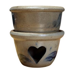 Vintage 1987 Rowe Pottery Works Brew Pot ljusstakevärmare blå hjärtutskärning