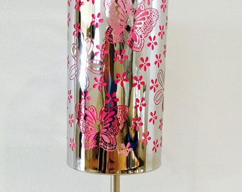 girls touch lamp