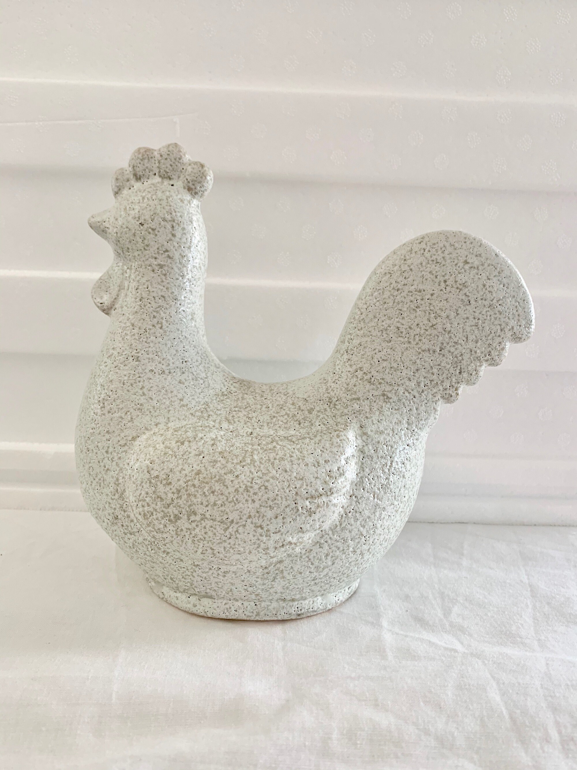 ホワイトハリエット鶏の置物 19 cm – ファームハウスチキンホーム